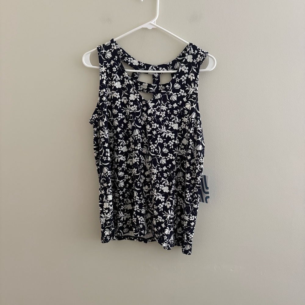 Market & Spruce Navy Blue and White Floral Tank Top fairy cottage large